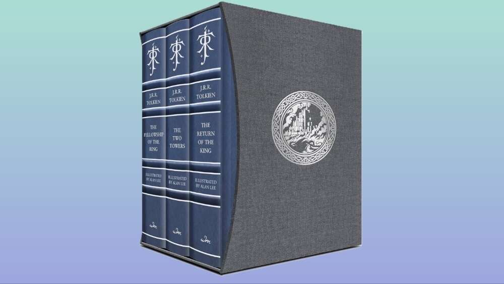 You are currently viewing The $325 Lord Of The Rings Deluxe Illustrated Box Set Is Only $146 For A Limited Time